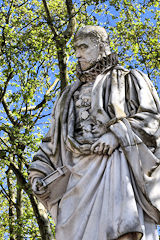 Détail statue de Montaigne place des Quinconces à Bordeaux | Photo Bernard Tocheport