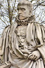 Statue de Montaigne dans sa tenue de Maire de  Bordeaux | Photo Bernard Tocheport
