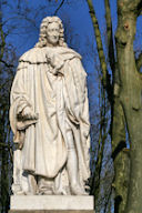 Bordeaux statue de Montesquieu place des Quinconces après sa restauration | Photo 33-bordeaux.com
