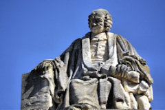 Bordeaux place de la République statue de Montesquieu