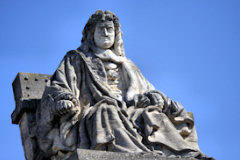 Bordeaux statue de Michel de L'Hospital sur le Palais de Justice -  photo 33-bordeaux.com