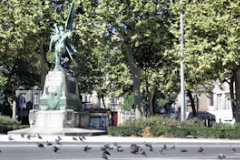 Bordeaux place de la République monument et pigeons -  photo 33-bordeaux.com