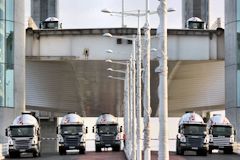 Camions toupie sur le pont et sur le tablier levant | 33-bordeaux.com