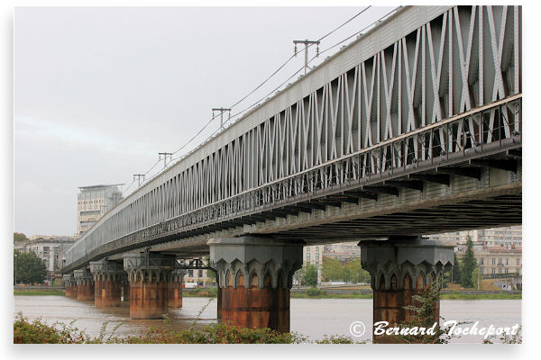 Bordeaux la passerelle Gustave Eiffel vue depuis la rive droite | Photo Bernard Tocheport