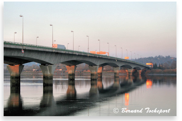 Bordeaux le pont François Mitterrand se reflète dans le fleuve | Photo Bernard Tocheport