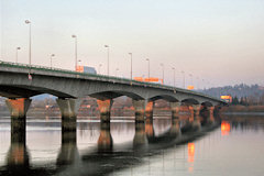 Bordeaux le pont François Mitterrand se reflète dans le fleuve | Photo Bernard Tocheport
