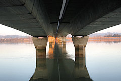 Bordeaux reflets du pont François Mitterrand et de l'autre rive dans la Garonne | Photo Bernard Tocheport