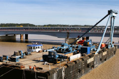 Bordeaux une barge Sarens pour la construction du pont Garonne | Photo Bernard Tocheport