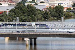 Bordeaux passage d'un train régional sur le pont Garonne | Photo 33-bordeaux.com