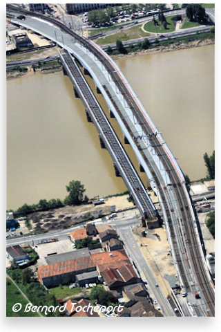 Bordeaux photo aérienne de la construction du pont ferroviaire garonne | Photo Bernard Tocheport