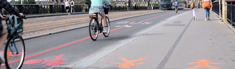 2025 cyclistes et piétons sur le pont de pierre pendant les travaux | Photo Bernard Tocheport