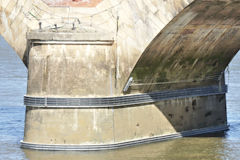 2025 pose de ceintures sur piles du pont de pierre | Photo Bernard Tocheport