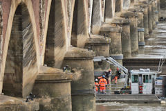2025 ouvriers sur la Garonne pourtravaux du pont de pierre | Photo Bernard Tocheport