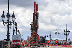 2025 engin de forage travaux du pont de pierre | Photo Bernard Tocheport