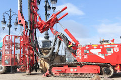 2025 travaux du pont de pierre : insertion de micro pieux | Photo Bernard Tocheport
