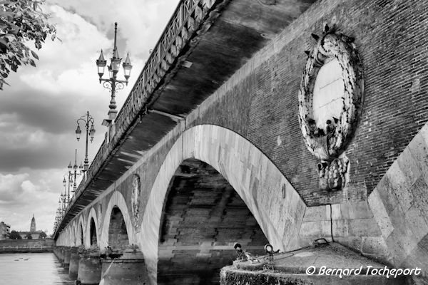 D tail ornemental noir et blanc du pont de pierre de Bordeaux