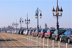 Bordeaux longue fille de voitures sur le pont de pierre | Photo Bernard Tocheport