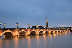 Bordeaux Garonne, pont de pierre et Saint Michel | Photo Bernard Tocheport