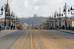 Bordeaux rails du tramway au centre du pont de pierre | Photo Bernard Tocheport