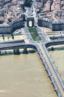 Bordeaux vue aérienne sur le pont de pierre et la porte de Bourgogne | Photo Bernard Tocheport