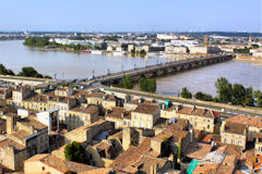 Bordeaux vue de la ville et du pont de pierre | Photo Bernard Tocheport