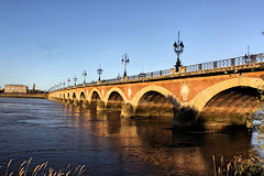 Bordeaux soleil couchant sur le pont de pierre | Photo Bernard Tocheport