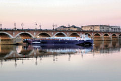 Bordeaux passage barge Airbus A380 sous le pont de pierre | Photo Bernard Tocheport