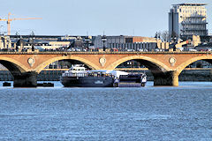 Bordeaux fleuve et barge Airbus au pont de pierre | Photo Bernard Tocheport