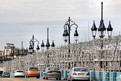 Bordeaux alignement voitures devant échafaudages du pont de pierre | Photo Bernard Tocheport