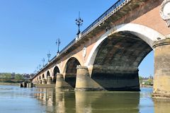 Le pont de pierre de Bordeaux vu depuis la Garonne | Photo Bernard Tocheport