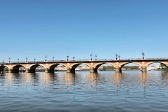 Reflets du pont de pierre de Bordeaux sur la Garonne | Photo Bernard Tocheport