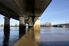Bordeaux les piliers du pont Saint Jean plongeant dans le fleuve | Photo 33-bordeaux.com