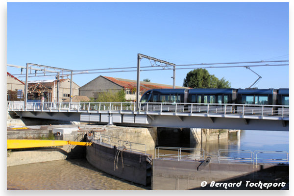 Tramway sur le pont tournant de Bordeaux | Photo Bernard Tocheport