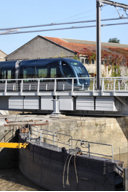 Bordeaux Tram passant sur le pont tournant | Photo Bernard Tocheport