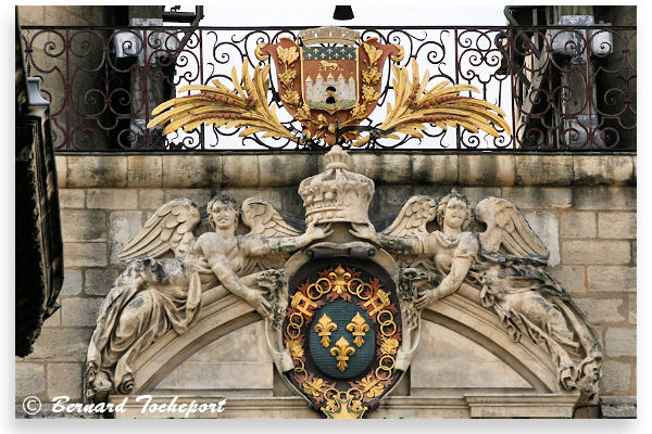 Blason de la ville de Bordeaux, couronne et fleurs de lys sur la Grosse Cloche | Photo Bernard Tocheport