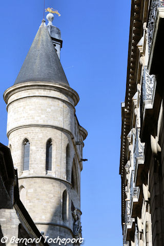 Bordeaux vision latérale de la Grosse Cloche depuis la rue Teulère | Photo Bernard Tocheport