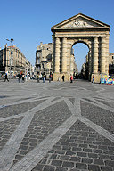 Mosaique de pavés place de la Victoire et la porte d'Aquitaine