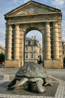 Les tortues d'Ivan Theimer en direction de la porte d'Aquitaine