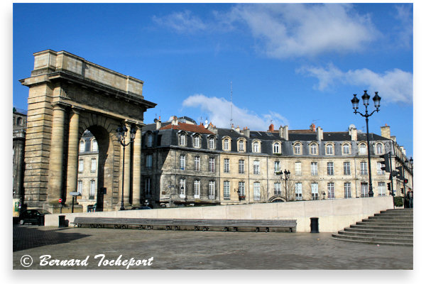 Bordeaux les façades de la place Bir Hakeim et la porte de Bourgogne | Photo Bernard Tocheport