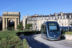Passage du tram Citadis devant la  porte de Bourgogne -  photo 33-bordeaux.com