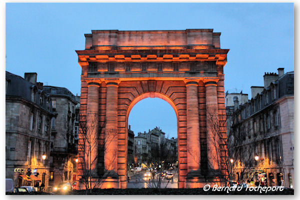 Bordeaux la porte de Bourgogne éclairée avec une lumière orangée | Photo Bernard Tocheport