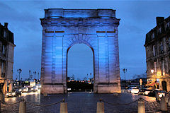 Eclairage bleu de la porte de Bourgogne -  photo 33-bordeaux.com