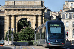 Bordeaux tramway ligne A devant la Porte de Bourgogne | Photo Bernard Tocheport