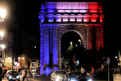 Bordeaux éclairage tricolore de la Porte de Bourgogne pour le 14 juillet  | Photo Bernard Tocheport