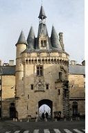 Bordeaux la Porte Cailhau vue depuis l'ancienne place du palais | Photo Bernard Tocheport