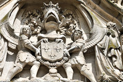 Bordeaux 2 anges portent les symboles royaux sur la Porte Cailhau | Photo Bernard Tocheport