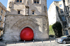 Bordeaux Red Ball Project de l'artiste Kurt Perschke sous la Porte Cailhau | Photo Bernard Tocheport
