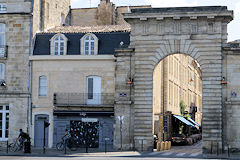 Bordeaux depuis les quais la Porte de la Monnaie et la rue portant son nom | Photo Bernard Tocheport
