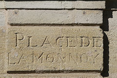 Gravé dans la pierre Place de la MONNOY où était fabriquée la monnaie de Bordeaux | Photo Bernard Tocheport