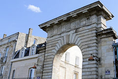 Bordeaux la Porte de la Monnaie vue depuis les quais | Photo Bernard Tocheport